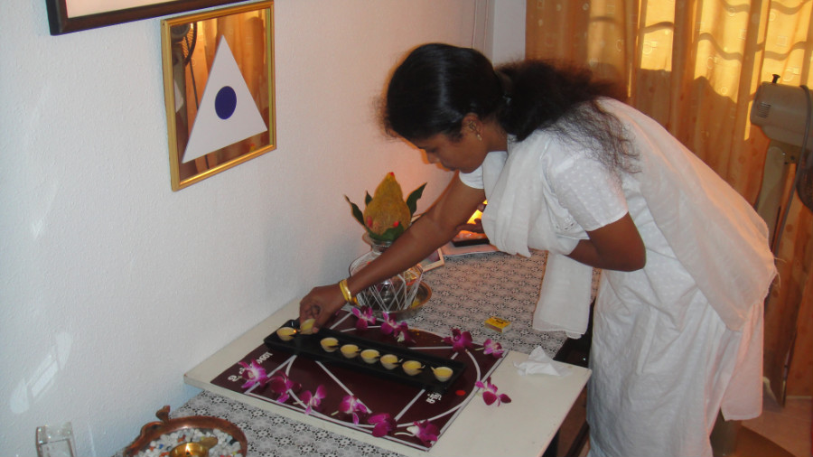 2 Mei Thirumathi Latha Vetrivallan Light Up Astha Deepam